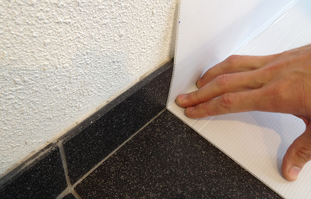 Ausbildung der Boden-Wand-Ecke mit MULTI BOARD Kunststoffplatten