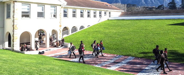 Ein neuer Innenhof an der Wynber Girls High School in Kapstadt wurde mit Geoplast Drainroof gebaut