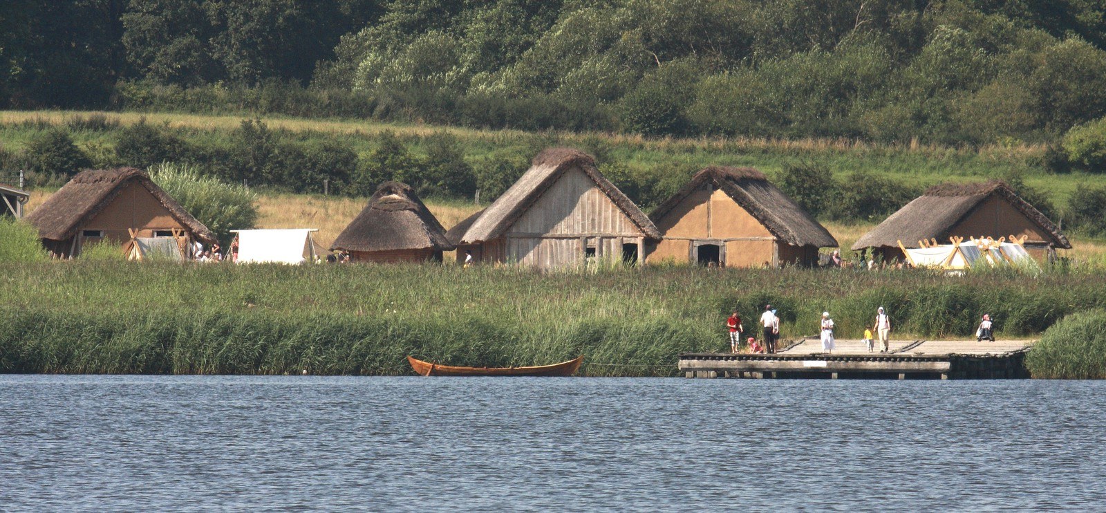 Hier informieren wir Sie über die wikingerzeitliche Siedlung Haithabu und den Grenzwall Danewerk. Außerdem erfahren Sie Wissenswertes rund um das Thema UNESCO Welterbe.