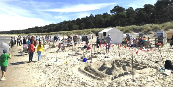 Die Gegend rund um den Greifswalder Bodden glänzt fernab von Alltagsstress und Hektik mit familienfreundlichen Badestränden und idyllischen Fischerdörfern. Die vielen Sandstrände entlang des Boddens garantieren Ruhe und Erholung. Flache Wassereinstiege so