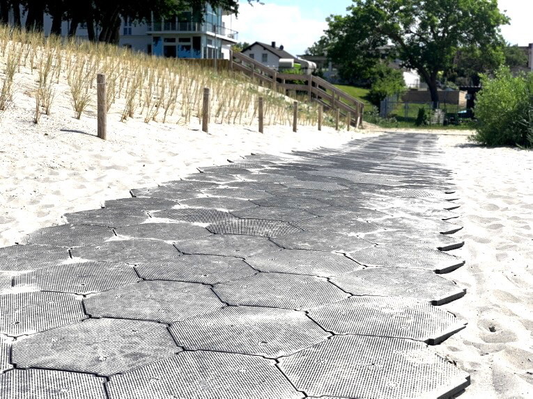 Rechtzeitig zur neuen Saison 2021 konnten im Seebad Lubmin die Strandzugänge zum Ostseestrand völlig neu gestaltet werden. Durch die stabilen Kunststoff-Wabenplatten und der einfachen und schnellen Verlegung war diese Arbeit schnell erledigt.