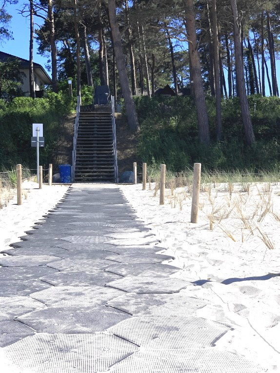 Die Wabenplatten widerstehen auch Hochwasser im Sommer und können nicht in die Ostsee geschwemmt werden, denn in Abständen  sind die Kunststoffplatten durch Erdanker gesichert. 