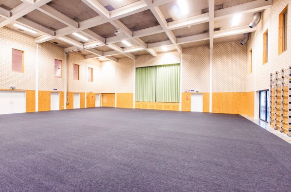 Sport- und Turnhalle mit geschütztem Sportbodenbelag durch Teppichfliesen Typ CONCORD aus Nadelfilz und rutschhemmender Unterseite