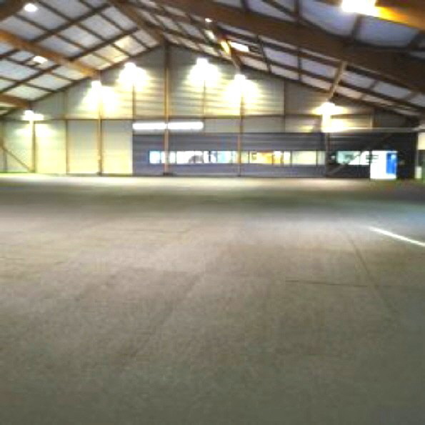 Sport- und Turnhalle mit geschütztem Sportbodenbelag durch Teppichfliesen Typ CONCORD aus Nadelfilz und rutschhemmender Unterseite