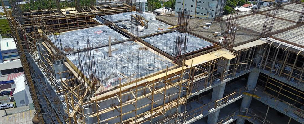 Die zwei miteinander verbundene Türme der O&M University Medical School haben eine Betonkonstruktion aus flachen  Platten, Balken und Säulen. Die Lage des Zentrums befindet sich in einem dichten Stadtgebiet, das den Zugang zum  Gelände erschwert. Unsere S