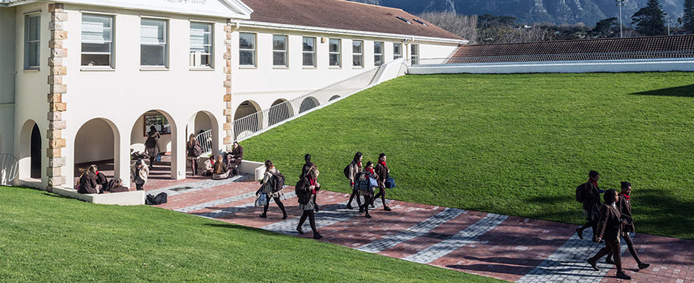 Ein neuer Innenhof an der Wynber Girls High School in Kapstadt wurde mit Geoplast Drainroof gebaut. Noero Architects  entwarf und beaufsichtigte die Einrichtung von 8 neuen Klassenzimmern, neben De Villiers & Hulme als dem beauftragten  Ingenieurbüro, wäh