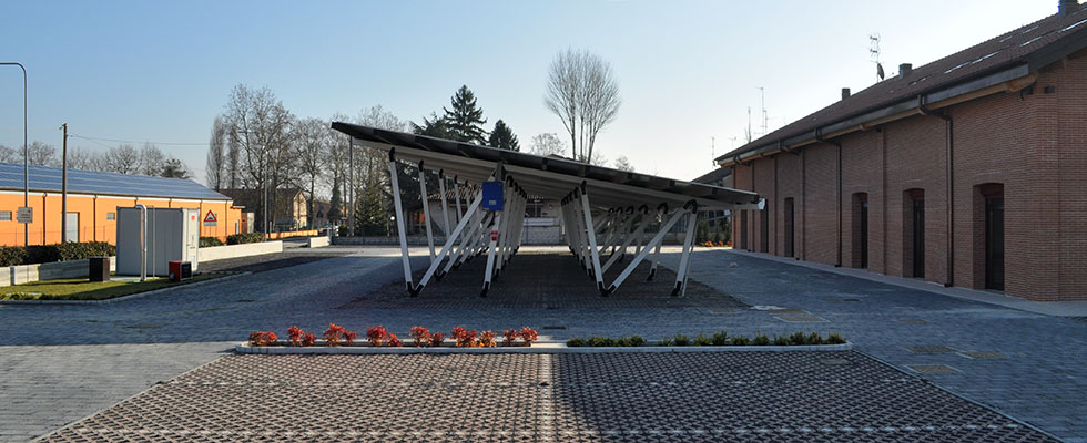 Drainpanel wurde für den Bau eines 300 m² und 400 m³ großen Laminier- und Versickerungsbeckens verwendet. Da der  Platz vor Ort begrenzt war, musste das Becken auf überlappenden Ebenen gebaut werden.