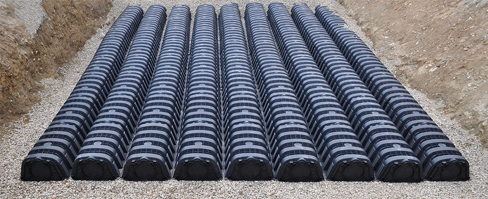 moderne Technik für Regenwassermanagement am Flughafenparkplatz 