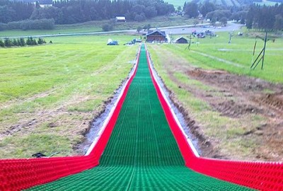 Fertige Tubing-Bahn in Grün und roten Rändern