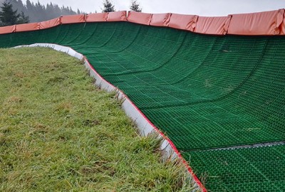 Anlage mit Tubing Bahn und Steilkurve