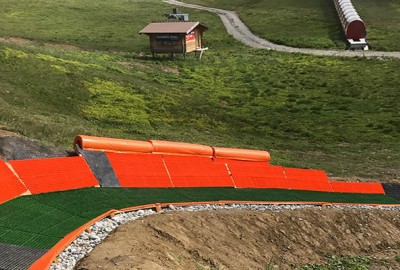 Tubing Bahn im Gelände mit Kurve