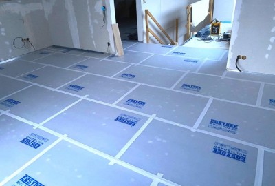 Die Firma Hälsig, bekannt als Wohnhandwerker mit handwerkliche Präzision, konnte mit den Schutzplatten, Typ Multi Board, die von ihr verlegten Böden in den Räumen, erfolgreich schützen.