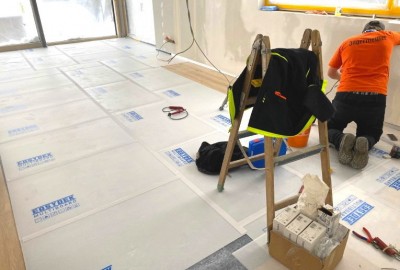MULTI BOARD Kunststoffplatten als Bodenschutz auf neu verlegtem Parkettboden