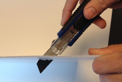 Schneller und einfacher Zuschnitt der MULTI BOARD Kunststoffplatte mit Cuttermesser 