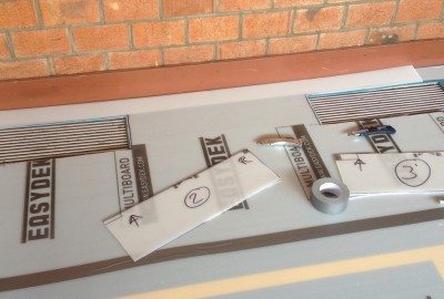 Passgenauer Zuschnitt der MULTI BOARD Abdeckplatten aus PP Kunststoff mit Doppelsteg