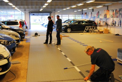 Montage des Bodenbelages in der PKW Ausstellungshalle