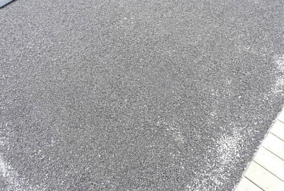 Seitenbereich mit Planum aus Asphalt-Granulat