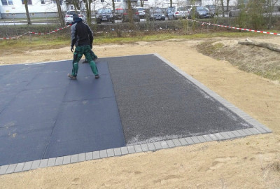 Abdeckung des Planums mit Gummibahnen aus recycelten Altreifen