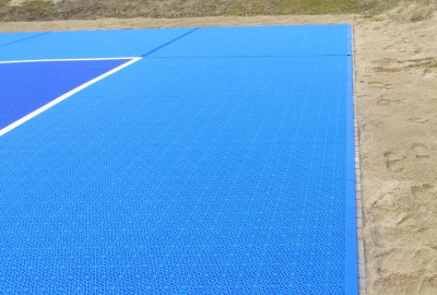 Randbereich des Basketball-Kleinspielfeldes mit Rampenleisten als Abschluss
