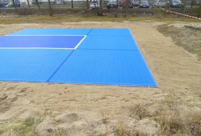 Neues Basketball Kleinspielfeld für 3 x 3 Spiel in Blau auf Schulhof in Neustadt-Glewe