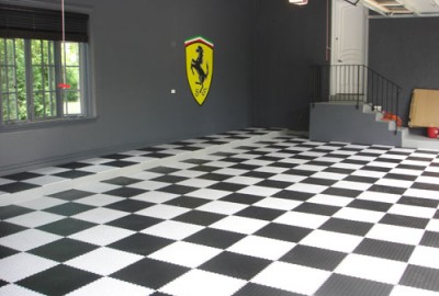 Bodenbelag aus PVC-Fliesen im Showroom eines Sportwagen-Händlers
