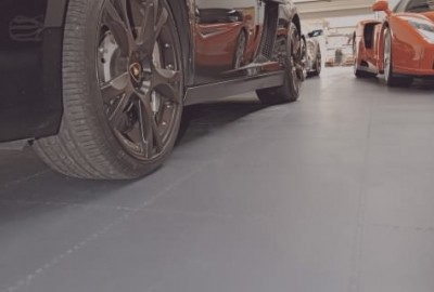 Showroom im Sportwagen-Handel mit PVC-Bodenfliesen