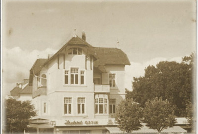 Die 1906 erbaute Villa Hollandia ist das Herzstück im Zentrum von Timmendorfer Strand. Rundherum befinden sich beliebte Restaurants  und Geschäfte.
