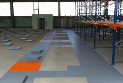 1005 qm neu verlegter und zugeschnittener PVC Industrieboden in der Gewerbehalle eines Dienstleisters