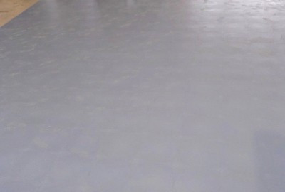 1005 qm neu verlegter und zugeschnittener PVC Industrieboden in der Gewerbehalle eines Dienstleisters