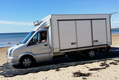 Einsetzbar auf allen Bodenarten im Freien, selbst auf Sand, Erdreich, Gras und Eis.