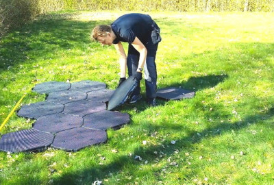 Solid Basic ist Ihr Schutzboden für hohe Belastungen auf weichen und  empfindlichen Untergrund wie Sand, Erdreich, Eis, Rasen oder Graswiesen