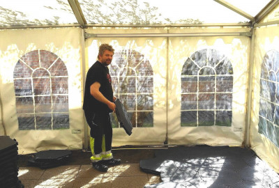 Alternativ werden die Wabenplatten auch für OPEN-AIR Veranstaltungen, beim Camping oder als Bodenfläche im Catering-Zelt eingesetzt. Die SOLID BASIC Bodenplatten in Wabenform sind immer individuell im Einsatz.