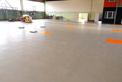 1005 qm neu verlegter und zugeschnittener PVC Industrieboden in der Gewerbehalle eines Dienstleisters für die Reparatur, Wartung und Instandhaltung von Seenot-Rettungsbooten