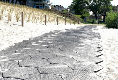 Rollstuhlgerechte Strandzugänge im Seebad Lubmin – dank der SOLID BASIC Wabenplatten