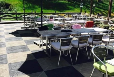 Außen-Terrasse eines Cafes mit Kunststoffboden