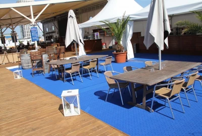 Blauer Bodenbelag aus PP-Kunststoff der Summer Lounge in Frankfurt