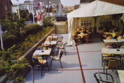 Scharbeutzer Außenterrasse mit Kunststoffboden in silberfarben