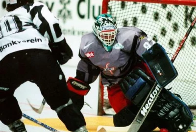 Stürmer und Torhüter beim Inline-Hockey-Spiel