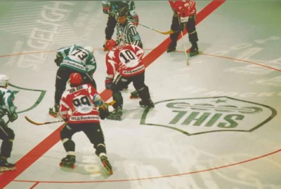 Anstoß beim Inline-Hockey Spiel 