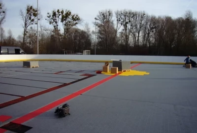Installieren der Inline-Hockey Spielfeldfläche