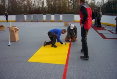 Gelber Torraum in Inline-Hockey Spielfeld mit roter Torlinie