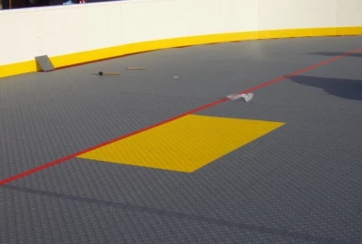 Gelber Torraum in Inline-Hockey Spielfeld