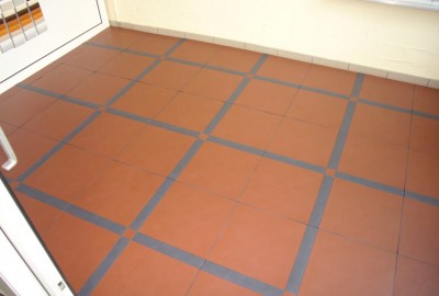 Wintergarten-Boden Typ ELITE mit geschlossener Oberfläche, als Klick-Fliese, mit Dekor-Leisten, in diagonaler Verlegung 