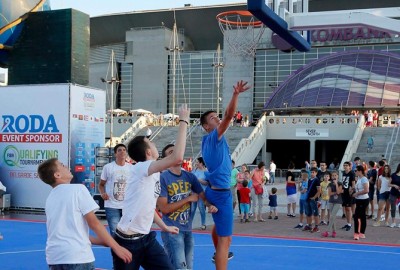 Das 3 x 3 Basketball-Spiel Was macht das 3 x 3 Basketballspiel nun aus? Gespielt wird 3 Basketball-Spieler gegen 3 Basketball-Spieler auf einem offiziellen Halb Feld auf einen Basketballkorb. 