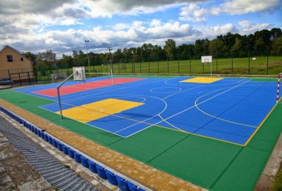 Das 3 x 3 Basketball-Spiel Was macht das 3 x 3 Basketballspiel nun aus? Gespielt wird 3 Basketball-Spieler gegen 3 Basketball-Spieler auf einem offiziellen Halb Feld auf einen Basketballkorb. 