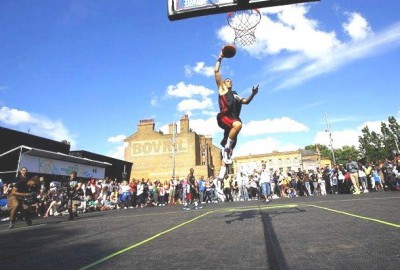 Das 3 x 3 Basketball-Spielfeld An den Seiten ist ein hindernisfreier Sicherheitsbereich von mindestens einem Meter empfehlenswert.  Hinter der Grundlinie (Korbseite) sollten es zwei Meter sein. Die Säule der Korbanlage sollte so weit wie möglich hinter de