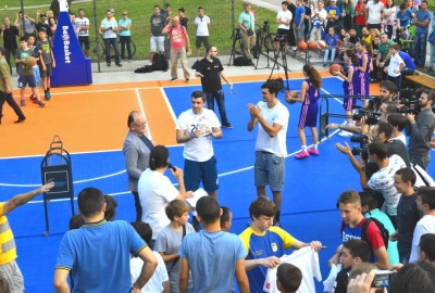 3 x 3 Basketballspiel ist zudem sehr gut geeignet für den Schulsport, da sich mehr Schülerinnen und Schüler auf einem Basketballfeld bewegen lassen und sich alle am Spiel beteiligen müssen.