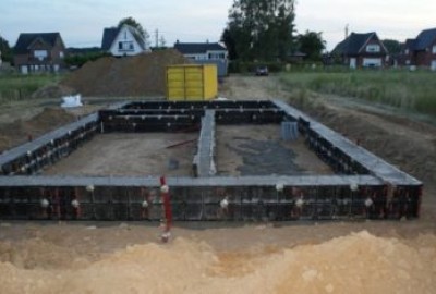 GEOPANEL ist die modulare Betonschalung aus ABS Kunststoff für Mauern, Fundamente und Pfeiler aus Beton