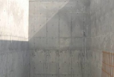 Mit GEOPANEL Betonschalung hergestellte Wand aus Sichtbeton