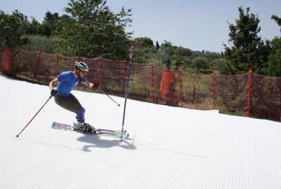 Slalomlauf auf einer GEOSKI Skipiste zum alpinen Skilauf ohne Schnee
